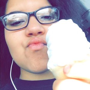 Meet your Posher, Flora